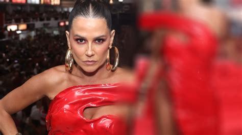 virilha gostosa|Deborah Secco, ousada, exibe virilha lisa em look vermelho。